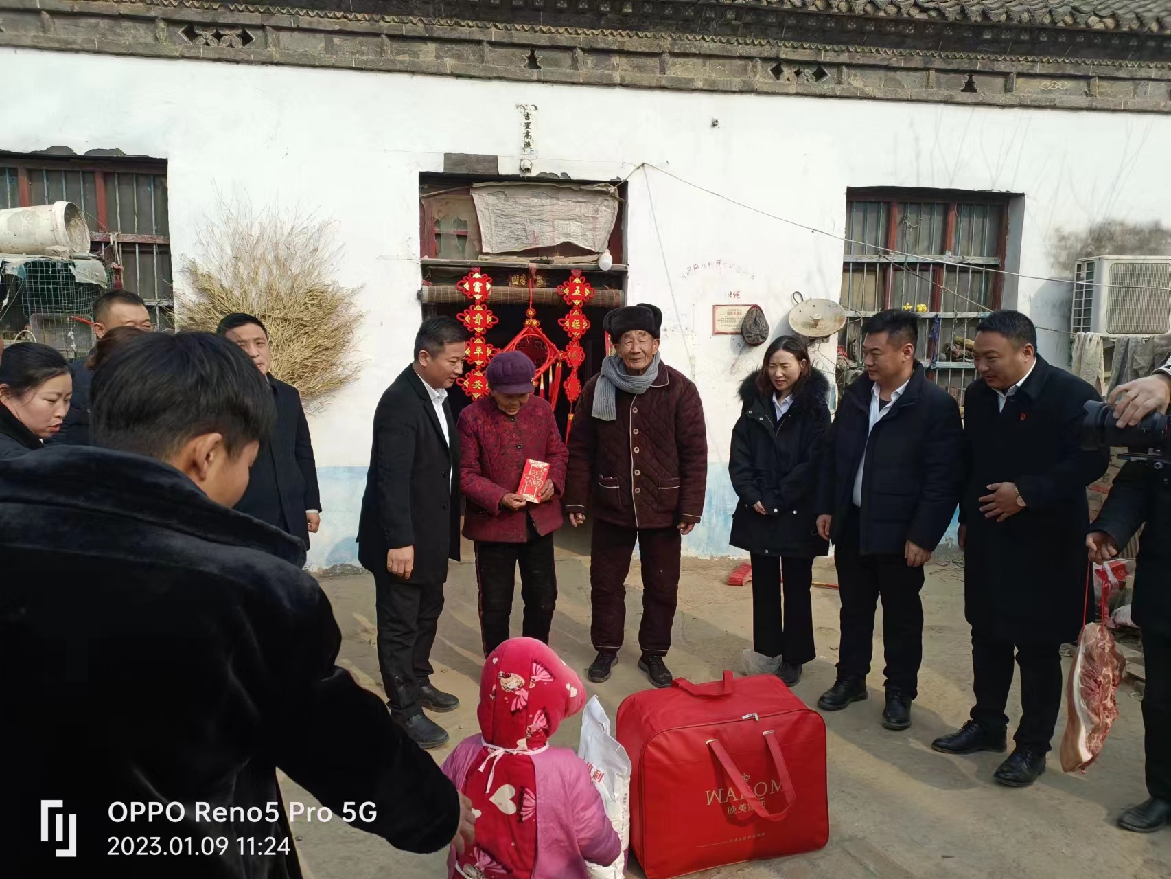 亞新慰問暖人心，歲寒情深暖人心